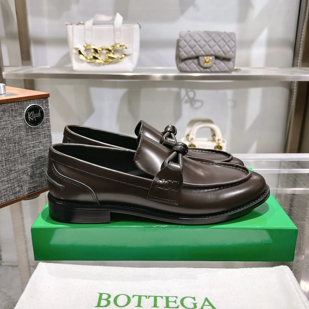 [BV] Top P: 860💰 Size: Female 35-39 (Female 40 custom-made) Male 39-44 (38.45 non-refundable) Bottega Veneta 2025 Autumn and Winter counter style! Small round toe loafers! Imported leather outsole! Imported open edge beaded cowhide! Solid color Niuli!  👉Click to buy: